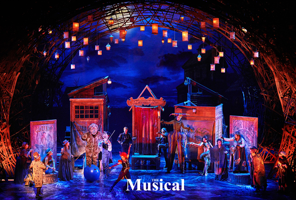 무대 디자인, 상처로 둘러싸인 두 세계 – EMK뮤지컬컴퍼니 EMK MUSICAL COMPANY